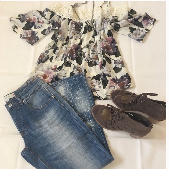 🛍Last one!🛍 Ivory Floral Off The Shoulder Top - Picture 3 of 4